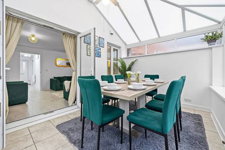 House Sleeps 9 with Enclosed Garden in Solihull, Région de Birmingham