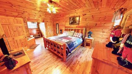 Log Cabin for 12 Guests in Sevier County, Picture 3