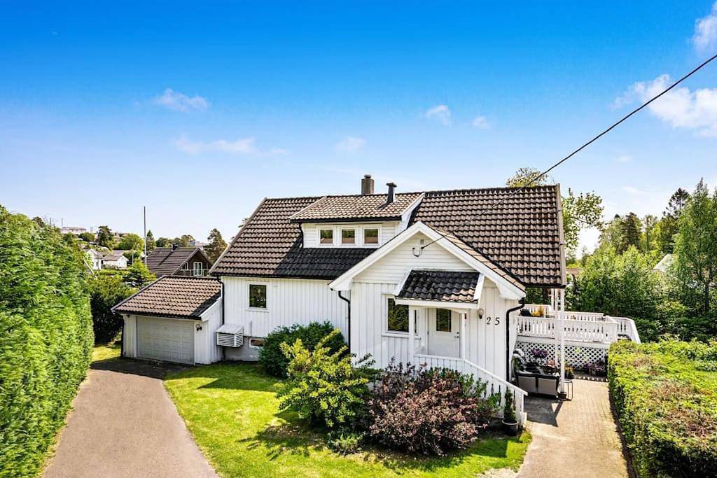 3 Min Walk to Beach - Coastal Retreat - Large Terrace - 3 Bedroom in Grimstad