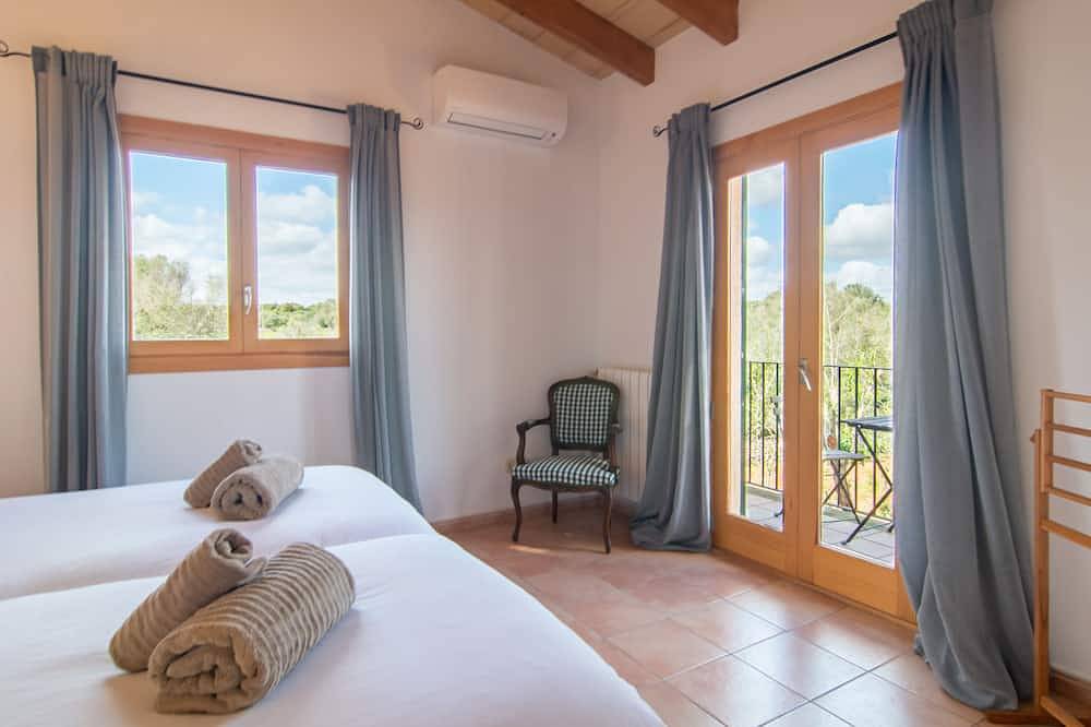 Finca Binitaref - close to the village in Lloret de Vistalegre, Majorca Center