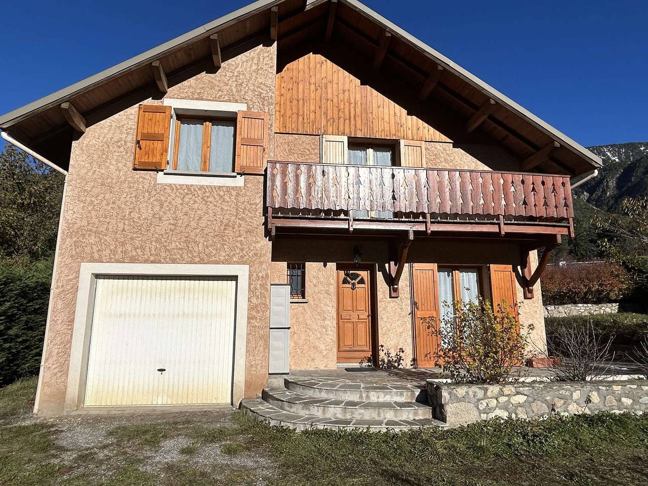 Spacious 4Br Home with Terrace, Garage & Parking - Sleeps 8 in Saint-Chaffrey, Serre-Chevalier in Saint-Chaffrey, Serre Chevalier