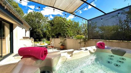 Gîte pour 2 personnes, avec jardin ainsi que jacuzzi et terrasse dans le Gard