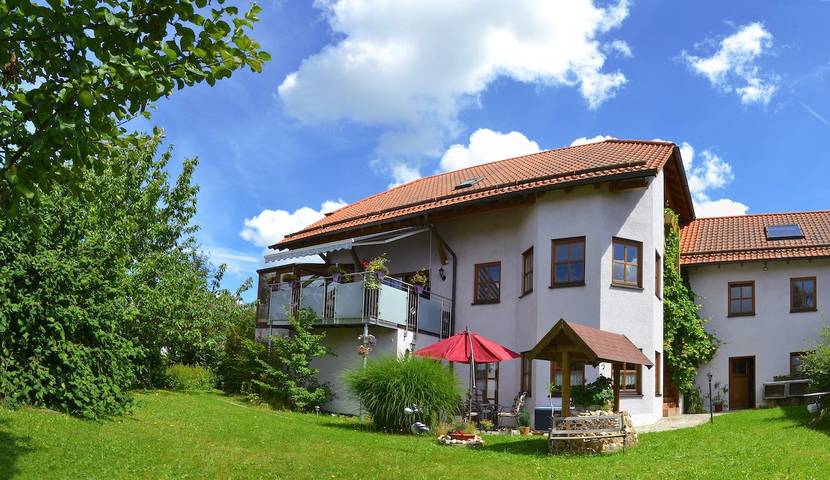 Hütte für 4 Personen, mit Balkon/Terrasse und Terrasse sowie Garten in der Oberpfalz