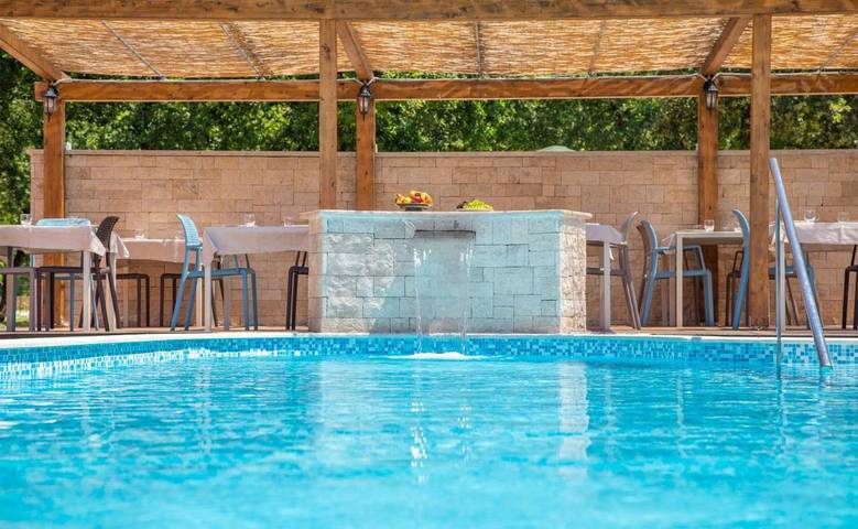 Ferienwohnung für 2 Personen, mit Terrasse und Whirlpool sowie Garten und Pool in Vilanija