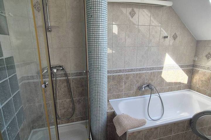 Ganze Wohnung, Mathias, ein geräumiges Apartment mit 2 Schlafzimmern, 2 Bädern und privatem Parkplatz in Ketschkemet, Kecskeméti járás