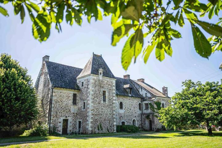 Location de vacances pour 9 personnes, avec jardin ainsi que terrasse et piscine, animaux acceptés à Blaison-Gohier - 3