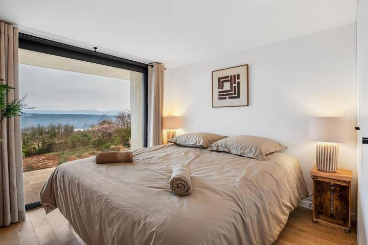 Location de vacances pour 8 personnes, avec vue sur le lac ainsi que jardin et terrasse à Liausson - 4