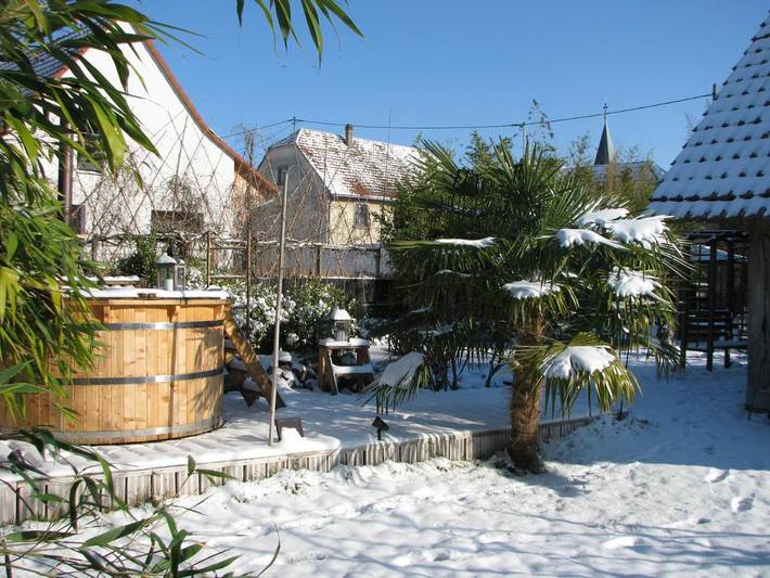Location de vacances pour 8 personnes, avec vue et piscine ainsi que jardin et balcon à La Celle-sous-Gouzon