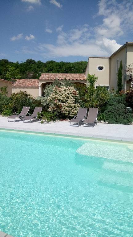 Chambre d’hôte pour 2 personnes, avec terrasse ainsi que jacuzzi et piscine à Vogüé