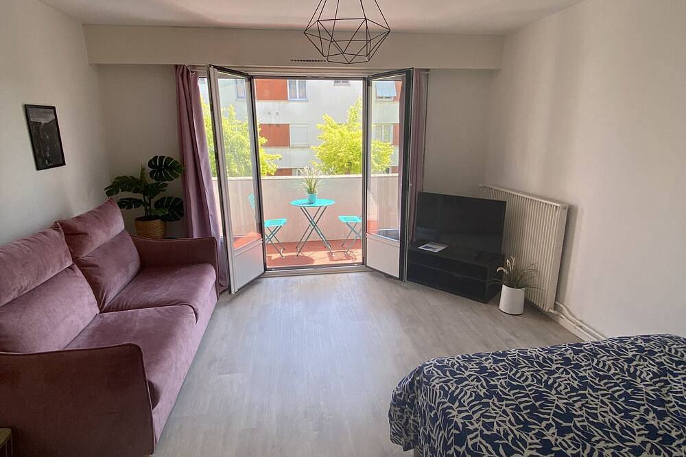 Entire apartment, Studio Apartment 'Grand Studio Avec Loggia' with Private Terrace, Balcony and Wi-Fi in Thorigny-sur-Marne, Seine-et-Marne