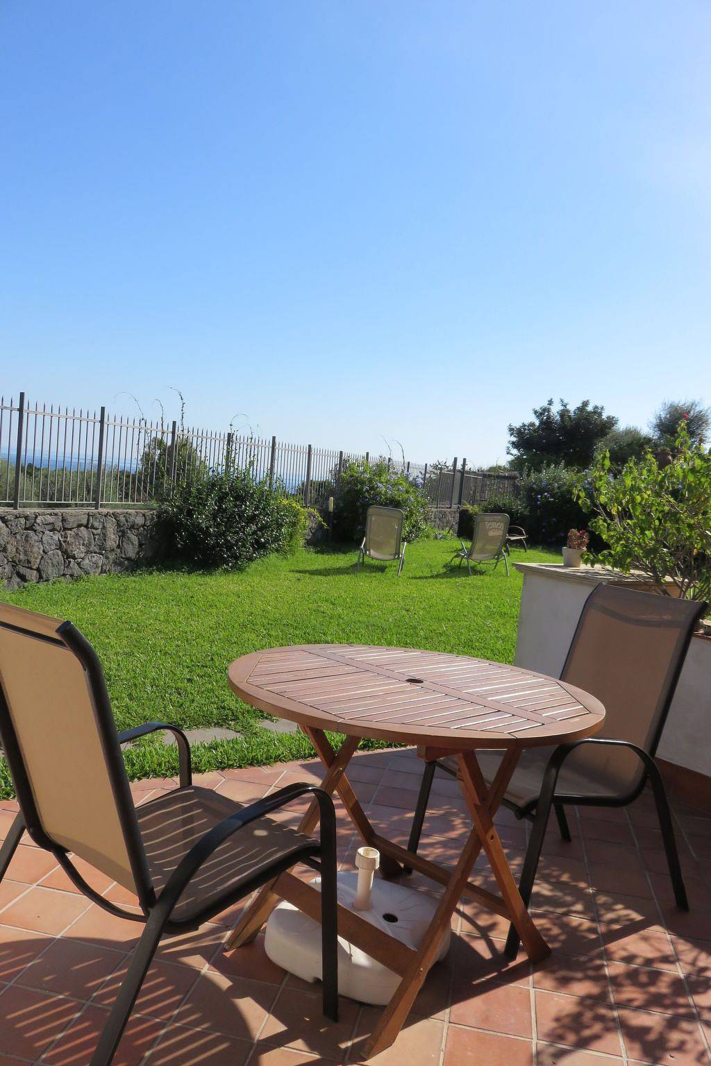 Entire apartment, Einzimmerwohnung mit Terrasse in Acireale, Catania Province