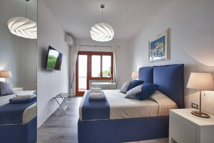 Appartamento intero, Una terrazza sul golfo. Appartamento arredato con stile per giorni rilassanti. in Porto Salvo Latina, Gaeta