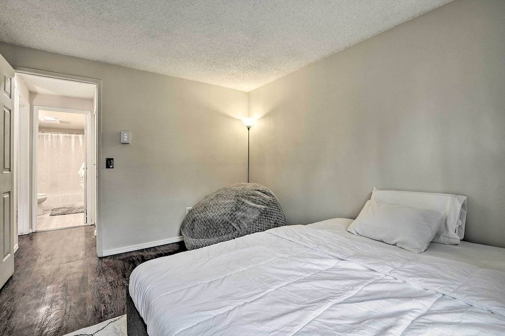 Ganze Wohnung, Heart of Seattle's Suburbs! Family-Friendly Condo in Renton, Lake Washington