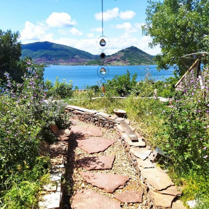 Gîte pour 5 personnes, avec vue sur le lac et jardin dans Lac du Salagou