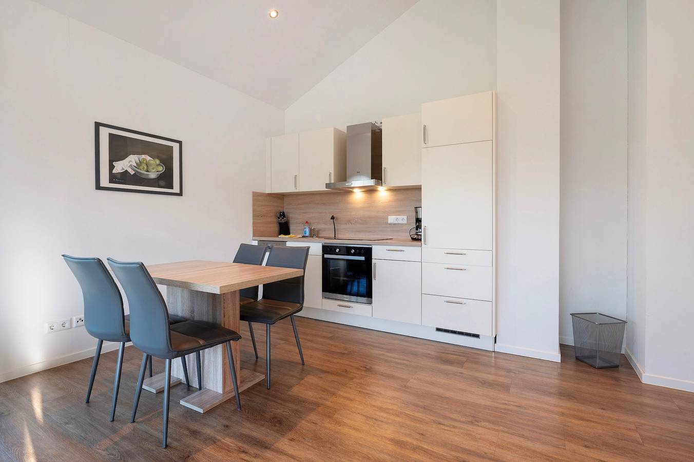 Ganze Wohnung, Ferienwohnung 'Tannengrün' mit Gemeinschaftsterrasse, Gemeinschaftsgarten und Wi-Fi in Hatten, Naturpark Wildeshauser Geest