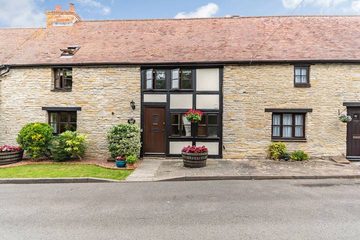 Log cabin for 4 people, with garden in Worcestershire