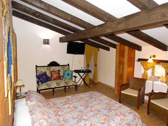Hotel para 3 personas, con jardín además de terraza y jacuzzi - 1