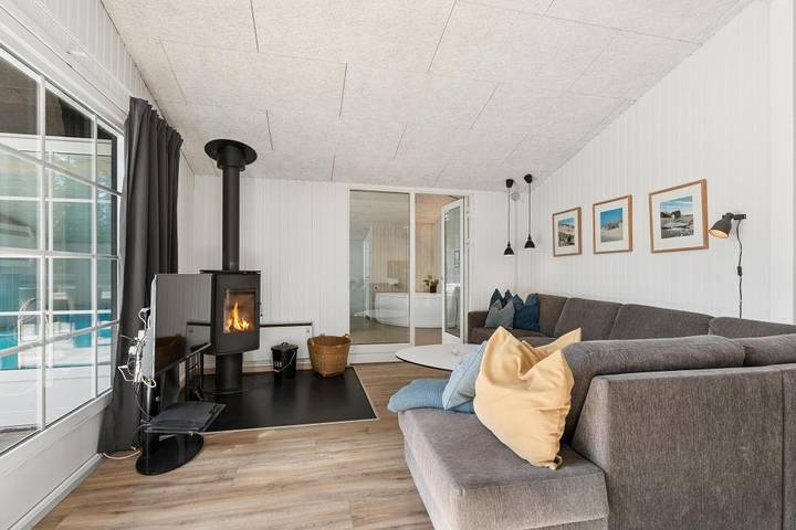 Schönes Ferienhaus mit Pool – nur 300 m von der Nordsee in Ringkøbing, Holmsland Klit