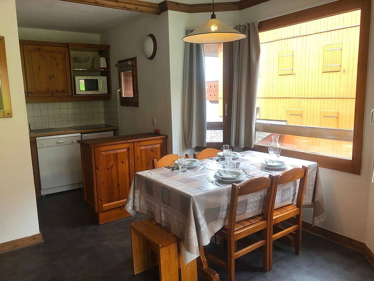 Entire holiday apartment, L'Athamante 7 - 2 room apartment, oriented south, close to the slopes, the sledging run and the shops in Valmorel, Les Avanchers-Valmorel