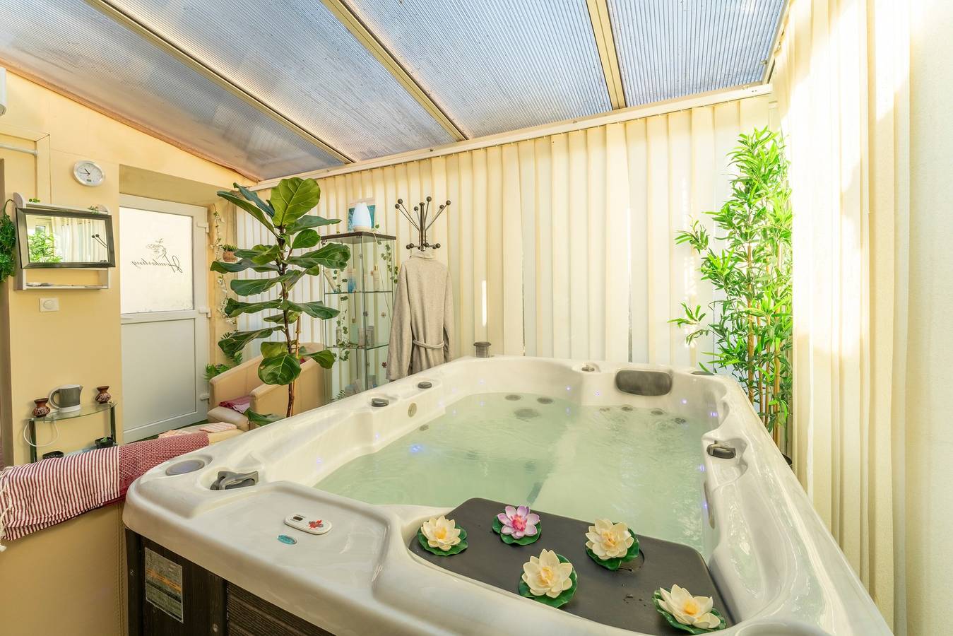 Casa de vacaciones 'Le Chalet Houda Et Spa En Option' con piscina privada y aire acondicionado in Nimes, Region de Nimes