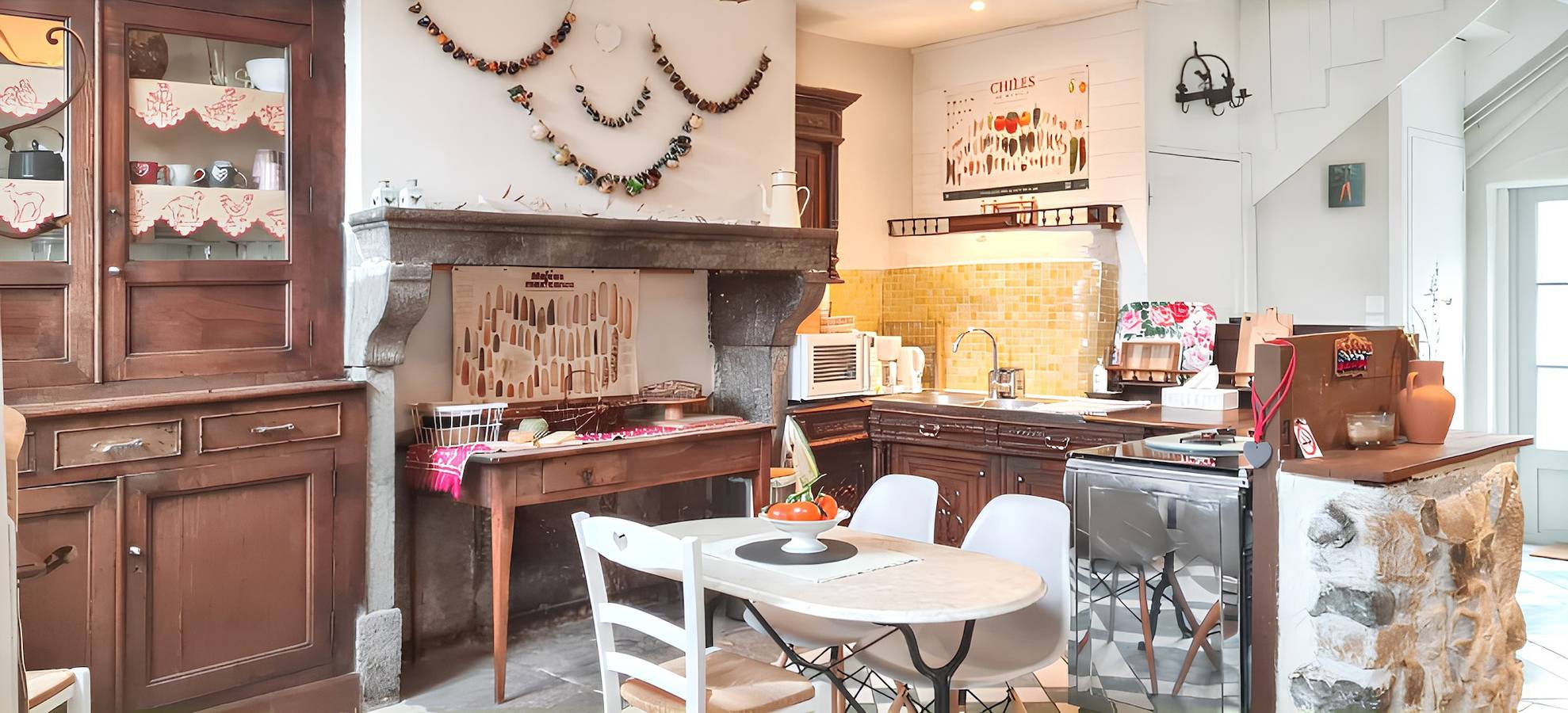 Charmantes Haus in Mauzun mit Garten und Blumenpatio in Mauzun, Regionaler Naturpark Livradois-Forez