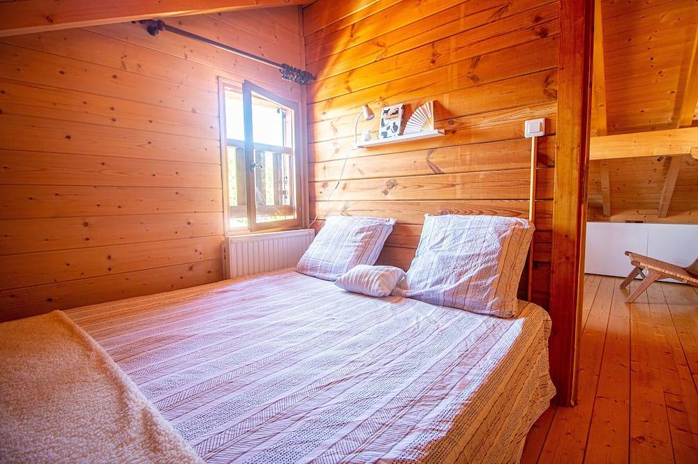 Chalet du Bois Joli - Two Bedroom Chalet, Sleeps 6 in Saint-Laurent-en-Grandvaux, Parc naturel régional du Haut-Jura
