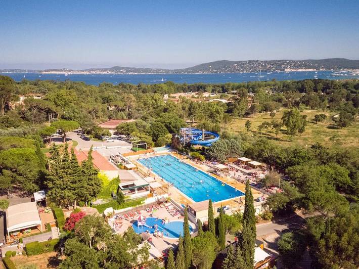 Camping pour 7 personnes, avec jardin ainsi que bassin pour enfant et piscine