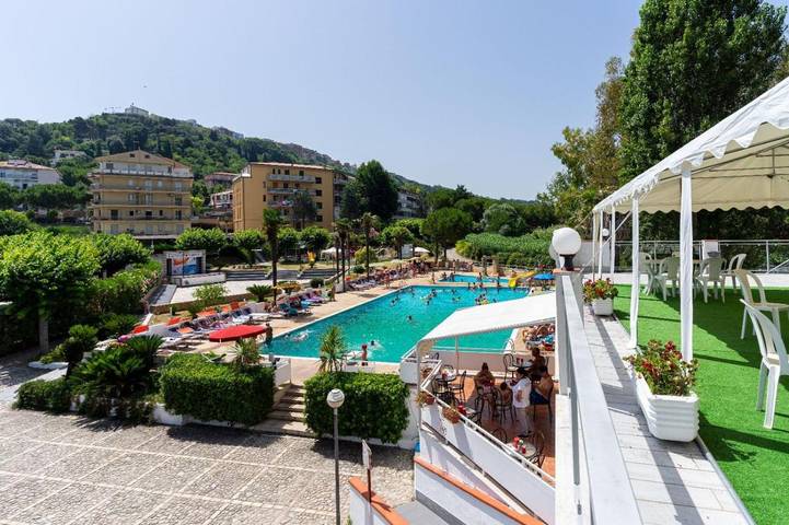 Villaggio vacanza per 4 persone, con Terrazza e Giardino nonché Piscina per bambini e Piscina in Abruzzo