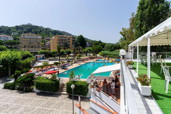 Villaggio vacanza per 2 persone, con piscina e panorama nonché piscina per bambini e giardino - 1