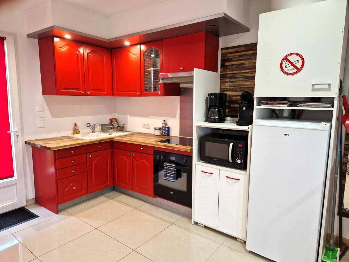 Appartement entier, 03 - Joli studio traversant situé au rdc avec 2 lits, tout équipé pour 1, 2 ou 3 personnes maximum, entrée indépendante donnant sur parking dont une place est réservée devant la porte, grand fourgon possible et jolie terrasse à l'arrière comme une maison in Razac-sur-l'Isle, Périgord Blanc