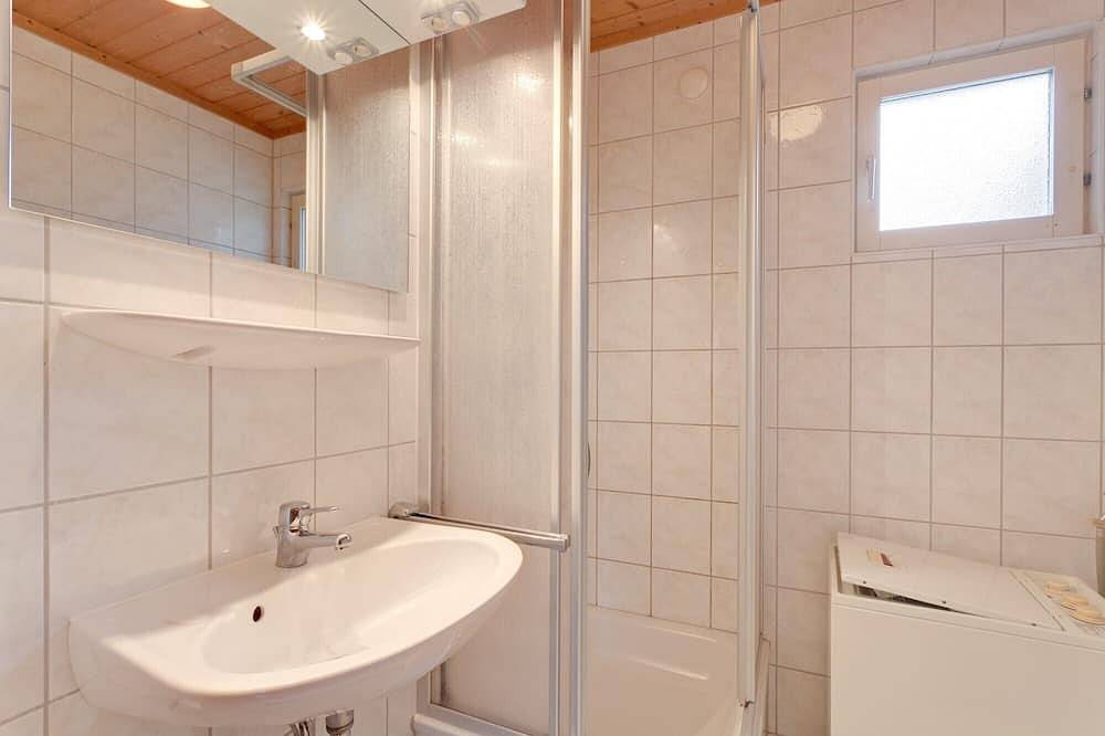 Schwedenhaus mit 2 Booten, 4 Schlafzimmern 2 Duschbädern am Useriner See in Badestrand Userin, Userin