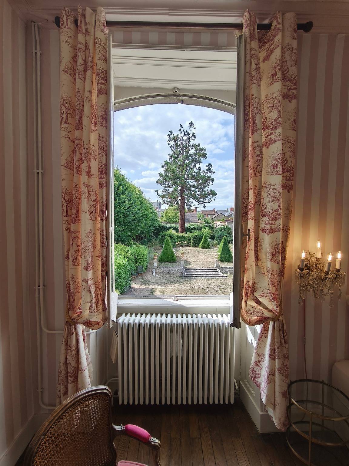 Gästezimmer „Chez Diane – Flore“ mit außergewöhnlichem Gartenblick in Saint-Amand-Montrond