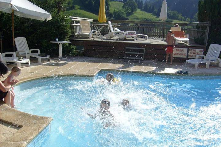 Hôtel pour 4 personnes, avec piscine et terrasse ainsi que vue et jardin