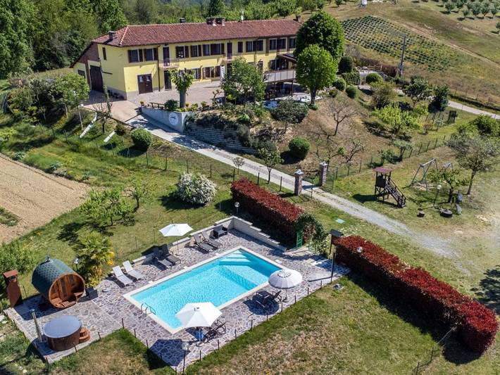 Agriturismo per 6 persone, con terrazza e giardino nonché piscina e sauna, con animali domestici ad Asti (Comune)