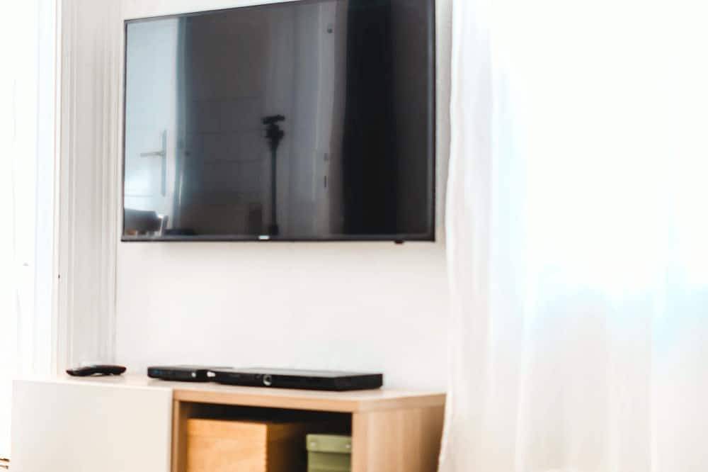 Entire apartment, Beside the Danube, Unesco location with A/C. Quiet building in the City Centre in Budapest, Central Hungary