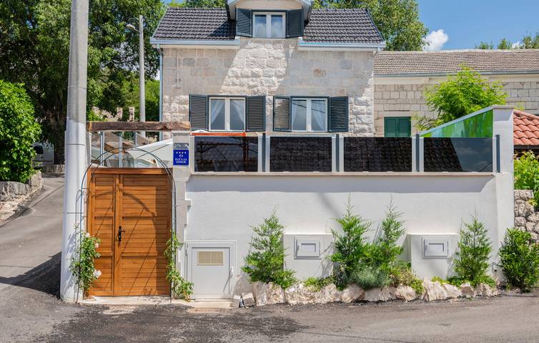 Ferienhaus für 8 Personen, mit Terrasse und Pool - 1