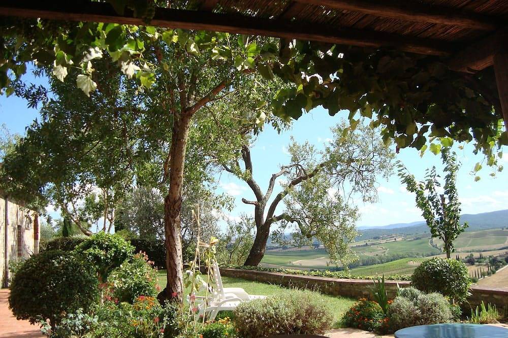 12km North of Siena with a stunning view pool & tenniscourt  3 bedrooms ensuite in Castellina in Chianti, Chianti