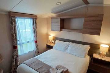 Static Caravan for 4 People in Barton on Sea, New Forest, Photo 2