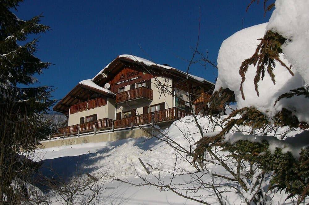 Mountain chalet 1100m alt, heated indoor pool 29.5°C all year round in Bernex, Thonon-les-Bains region