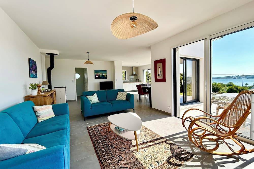 130m2 contemporary house, sleeps 9, sea view in Camaret-sur-Mer, Châteaulin region