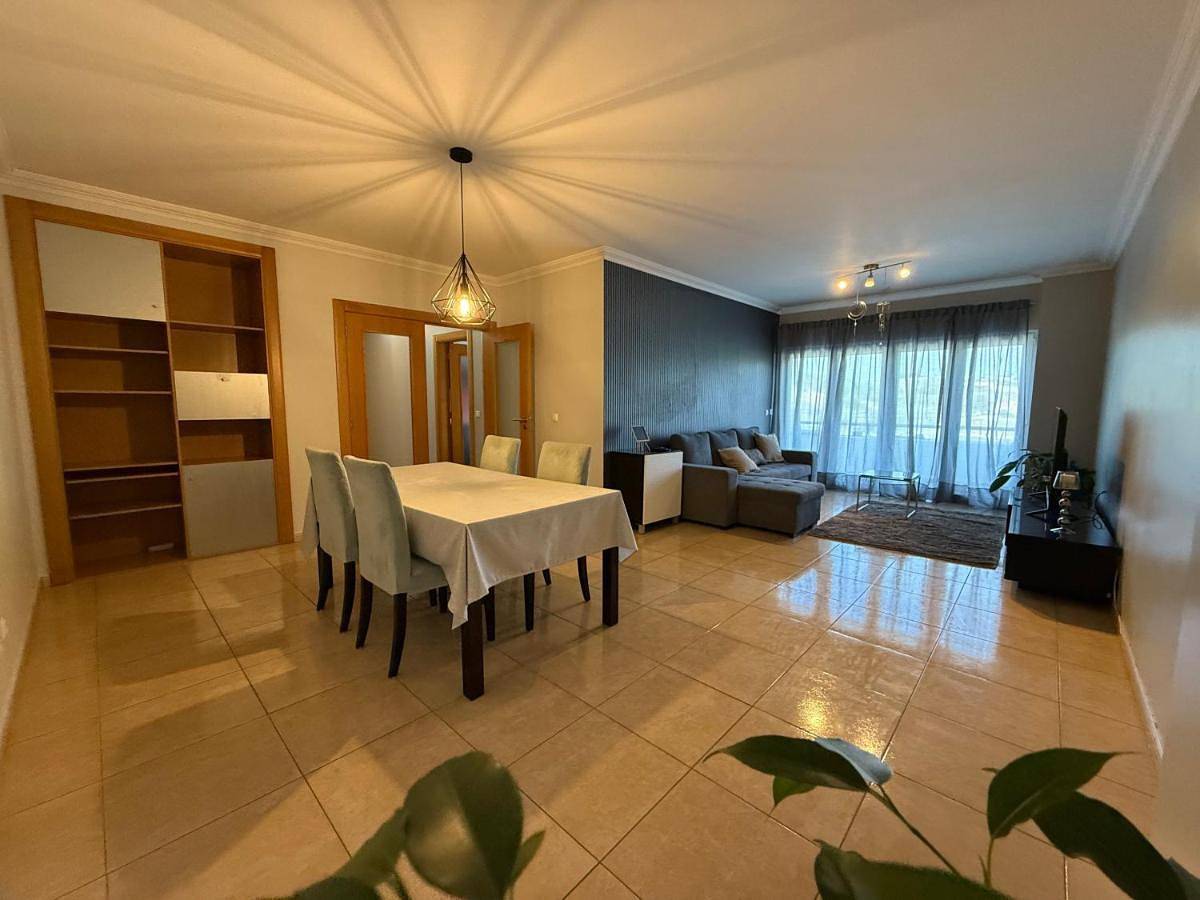 Apartamento inteiro, Three-Bedroom Apartment with Balcony in Lourinhã, Distrito de Lisboa