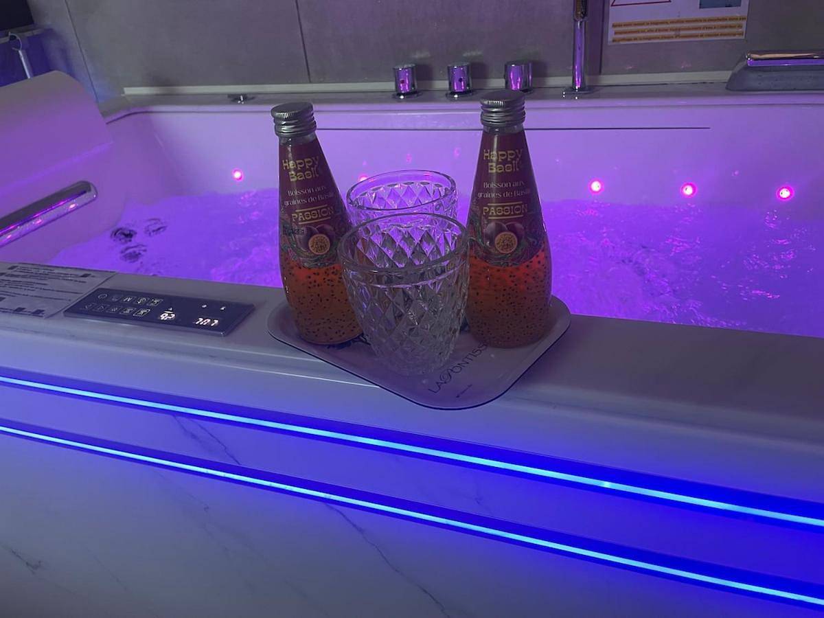 Appartement entier, Baignoire Balnéo romantic experience - L'époque in Pays de Pontarlier, Jura Francais