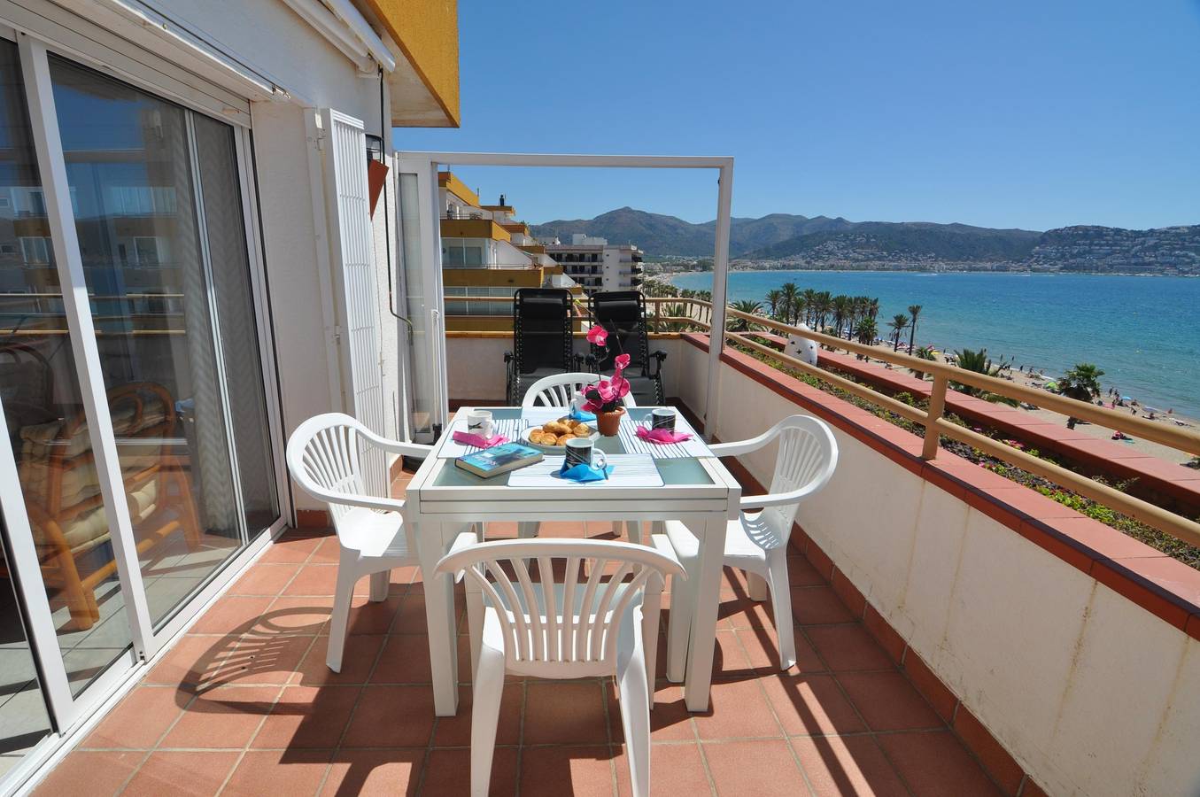 Entire apartment, Vacation rental in Rosas/Roses, Costa Brava: 2-bedroom apartment on the beachfront, with sea views and community pool. in Santa Margarida, Roses