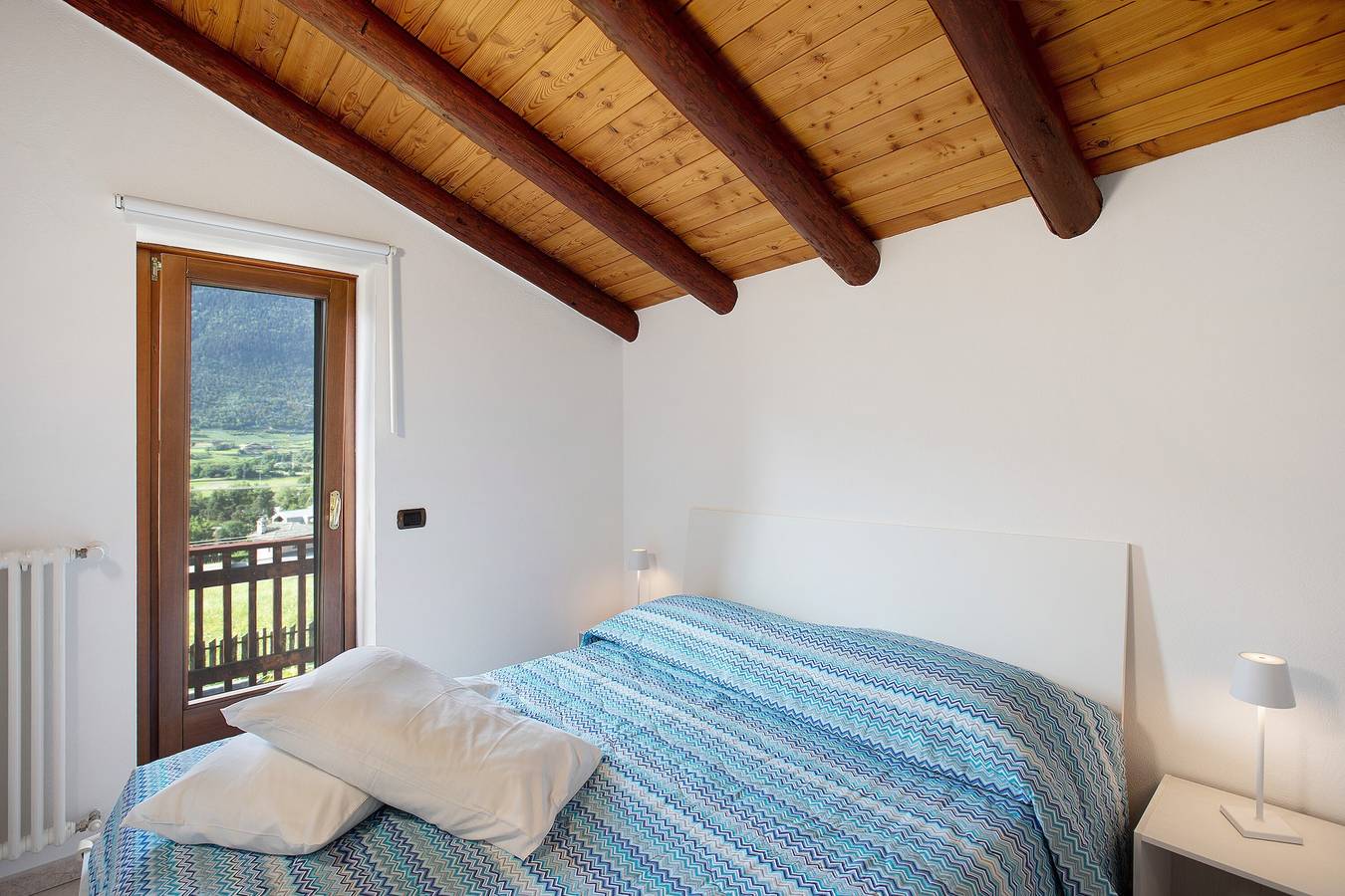 Geheel appartement, Appartement 'Casa Sabrina - Appartamento Bianco' met Uitzicht op de Bergen, Privéterras en Wi-Fi in Comune di Sarre, Walliser Alpen