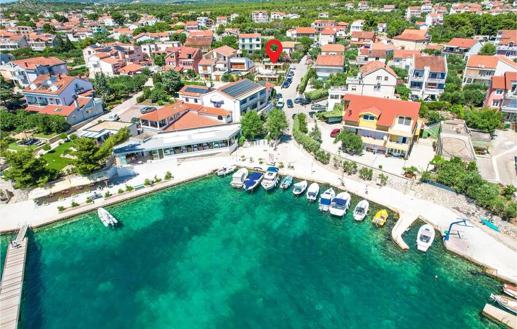 Gemütliche Ferienwohnung mit Pool, WLAN, Parkplatz und nur 1 km vom Strand entfernt in Spongiola, Brodarica