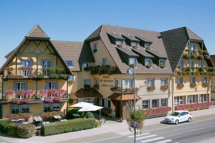 Hôtel pour 3 personnes, avec Jacuzzi et Terrasse ainsi que Jardin et Piscine