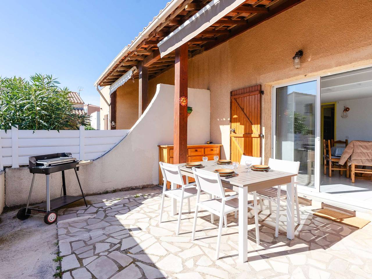 Klimatisiertes Ferienhaus mit Wlan, Pool & Tennis, nur wenige Minuten vom Strand entfernt in Saint Pierre la Mer, Fleury