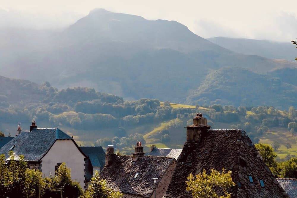 Cosy house with sauna in the mountains in Saint-Jacques-des-Blats, Aurillac region