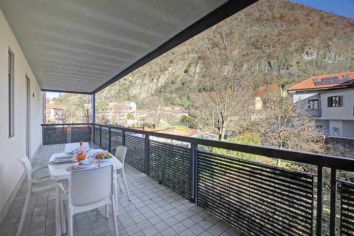 Gîte pour 5 personnes, avec terrasse, adapté aux familles à Laveno-Mombello