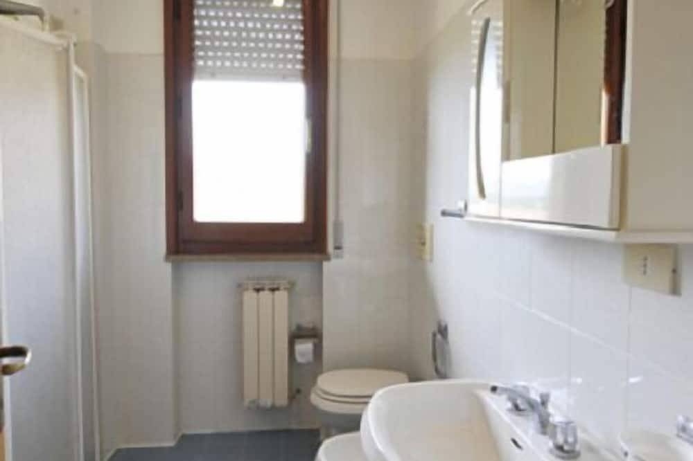 Entire apartment, Tommaso 4 - Two Bedroom Apartment, Sleeps 4 in Tuoro sul Trasimeno, Lake Trasimeno